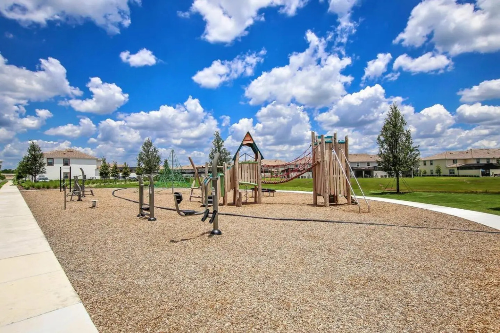 H - New 2 Bedroom Condo - 5 Miles to Disney - Free Water Park