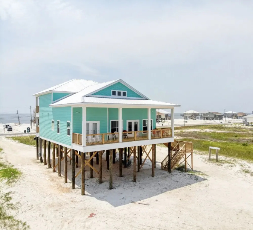 Salty Seahorse - Waterfront! Pet Friendly! Game Room, Pool Table, Beautiful Views - Room For The Whole Family 4 Bedroom Home by RedAwning