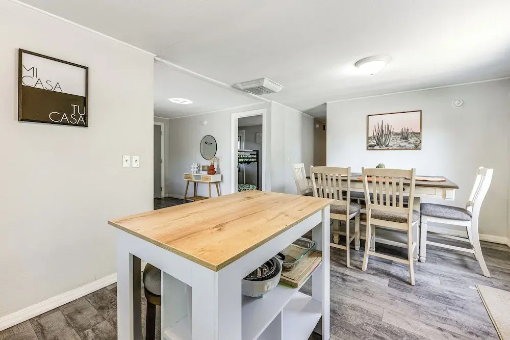 Updated Escape w/ Game Room 1 Block to River! — фото 6