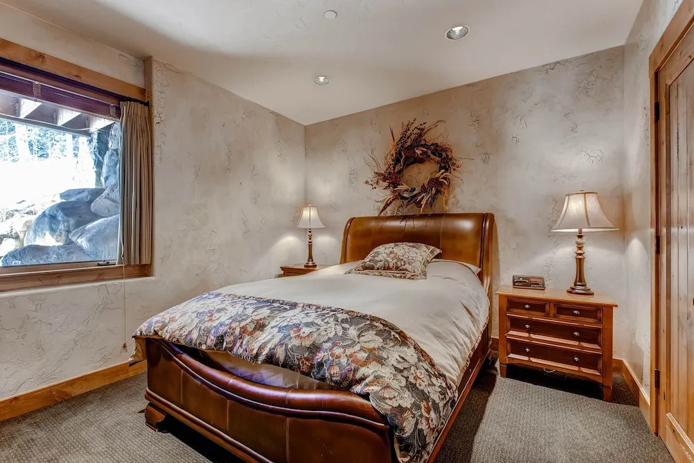 Three Peaks Mountain 5 Br home by RedAwning