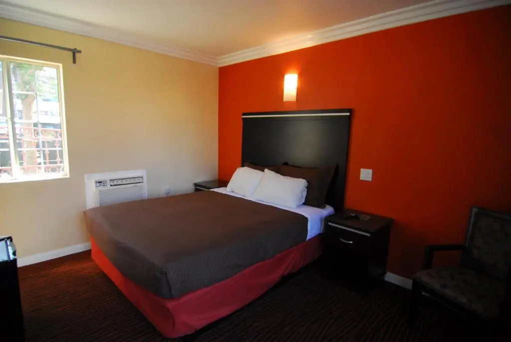 Deluxe Double room (full double bed)