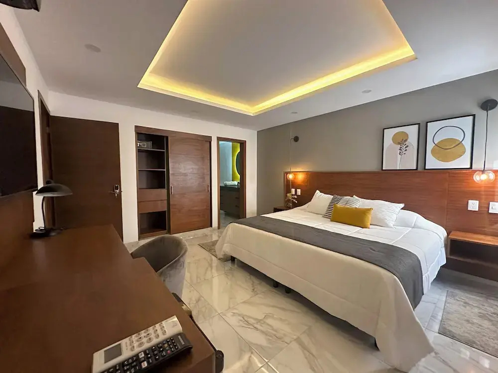 Executive Suite with balcony and with city view