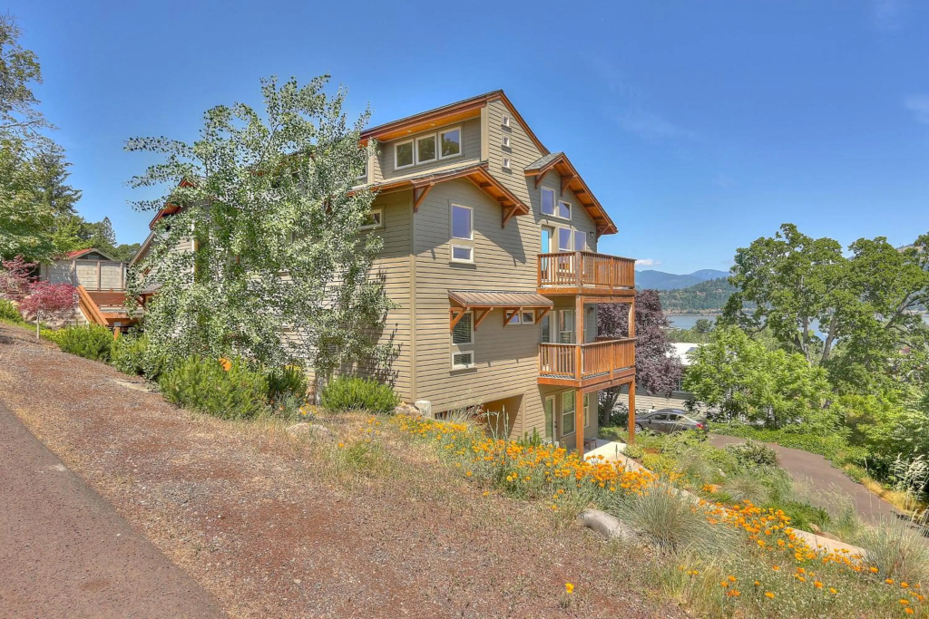 Hutson's Hideaway 1 Bedroom 1 Bathroom Apts