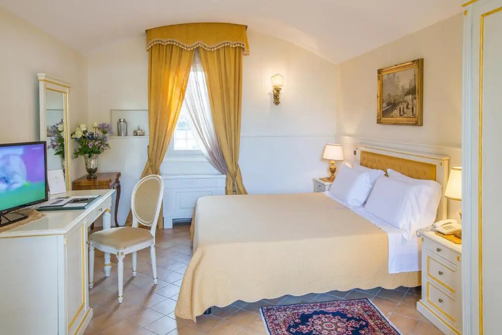 Deluxe Double room (full double bed)