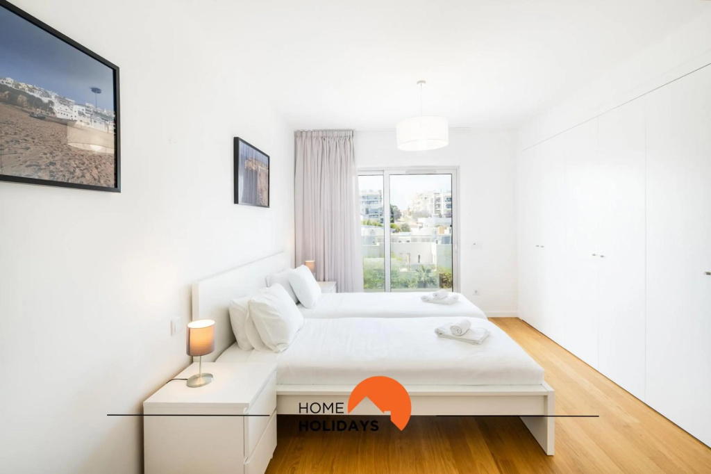 #090 Gorgeous Flat with Pool View Near New Town