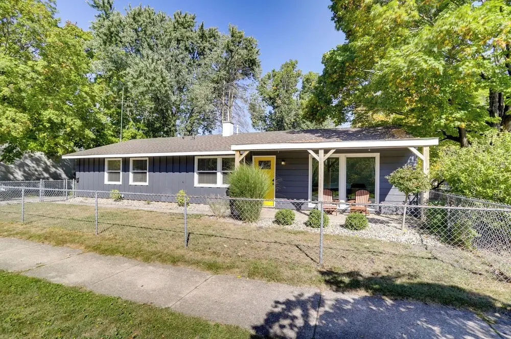 Lovely South Bend Home ~ 3 Mi to Dtwn & Notre Dame