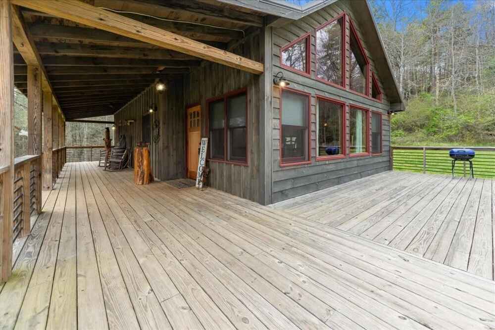 Carters Cozy Cabin - Peaceful Cabin With 13 Acres of Lawn Trees and Trails