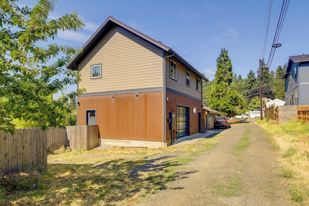 Modern White Salmon Apartment, Steps From Town