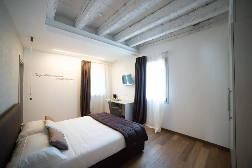 Deluxe Double room (full double bed)