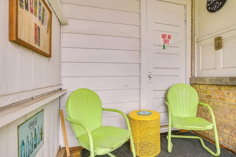 Family Apartment w/ Deck + Yard Near Northwestern - фото 10