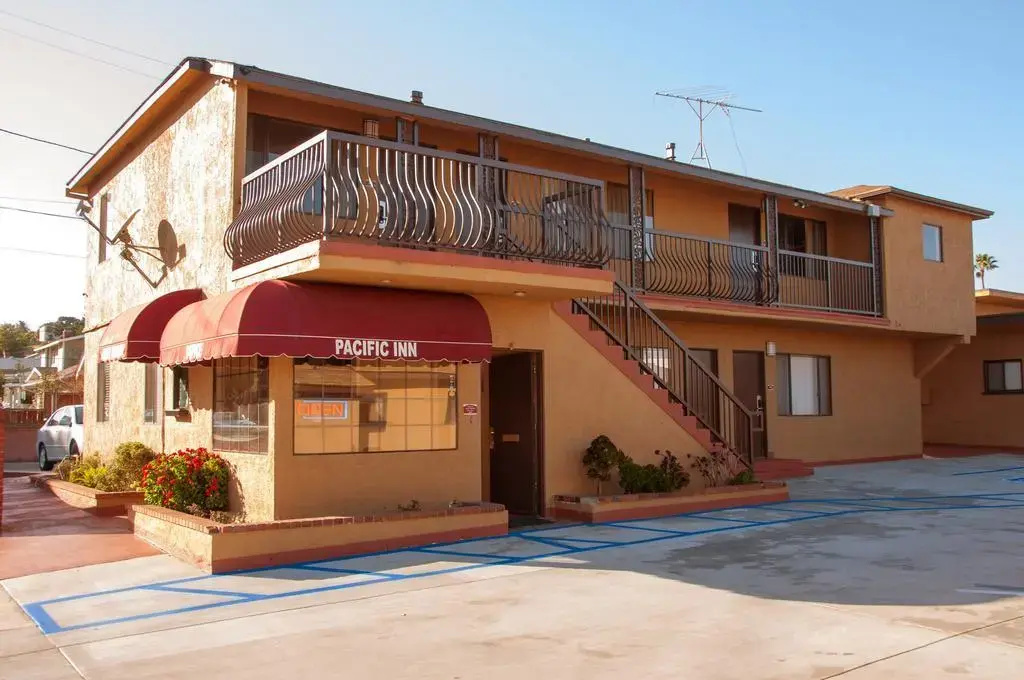 Pacific Inn & Suites — фото