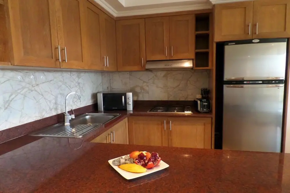 Апартаменты с 2 комнатами с балконом и с видом на море в Westbury Residence