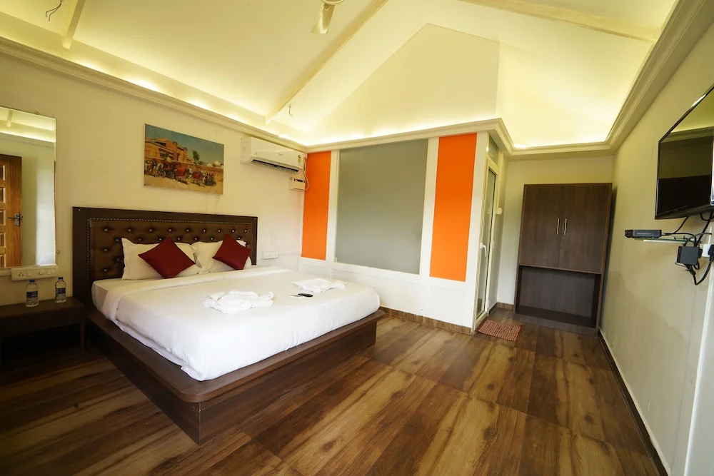 Deluxe Double Cottage with balcony and with partial sea view (full double bed)