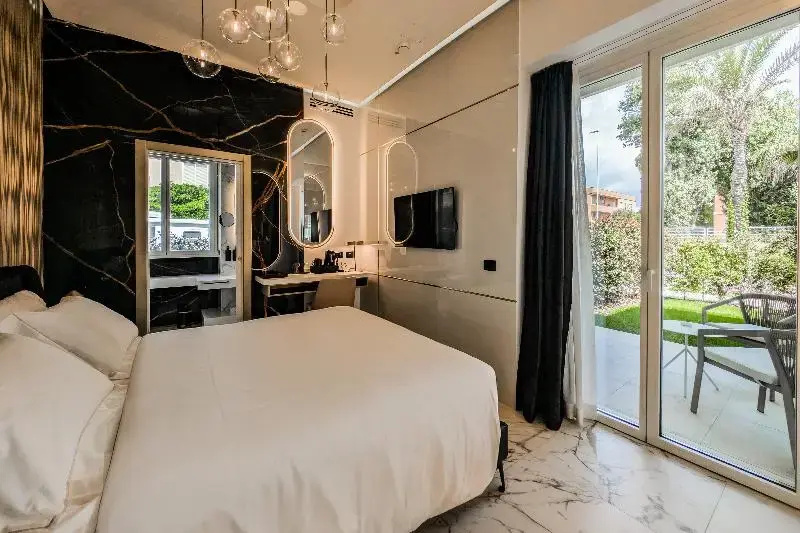 Classic Double room with balcony (full double bed)