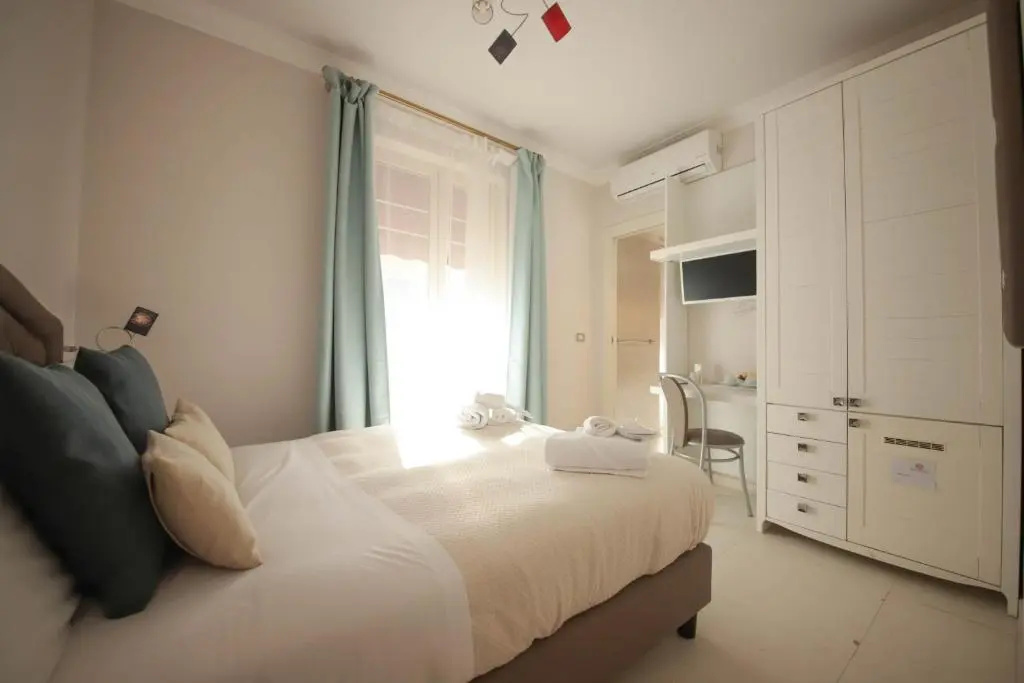 Deluxe Double room with sea view (full double bed)
