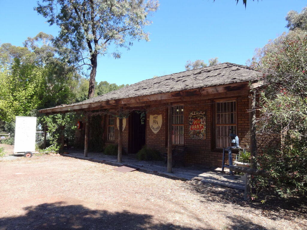 Olde Horsham Motor Inn image