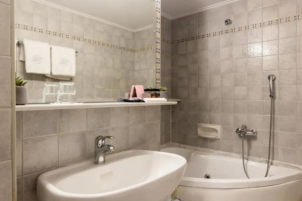 Standard Triple room with city view