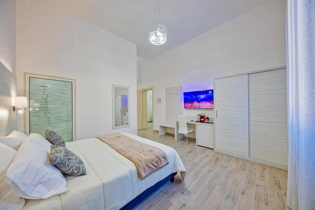 Deluxe Double room (full double bed)