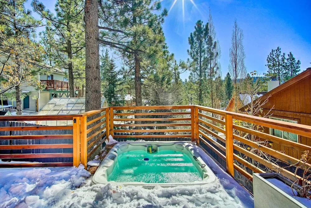 < 1 Mi to Big Bear Lake: Cabin w/ Hot Tub