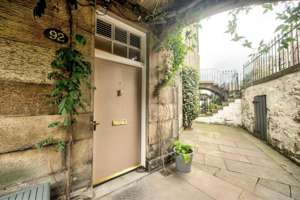 Hamilton Place - Beautiful and central city apartment with private entrance sleeps 4
