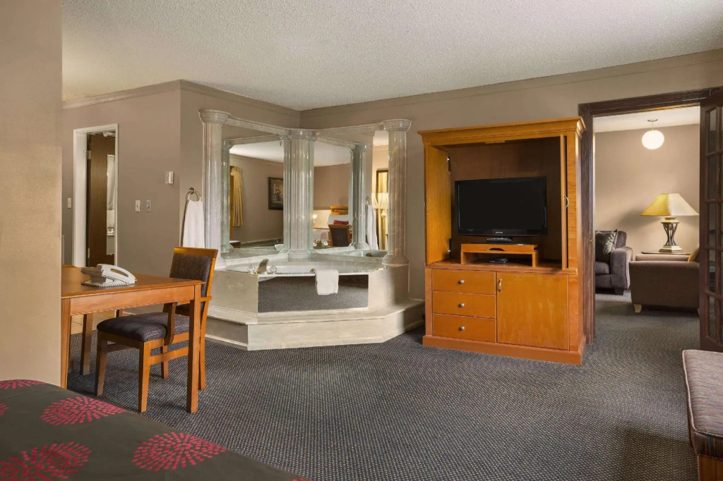 Deluxe Double Suite (full double bed)