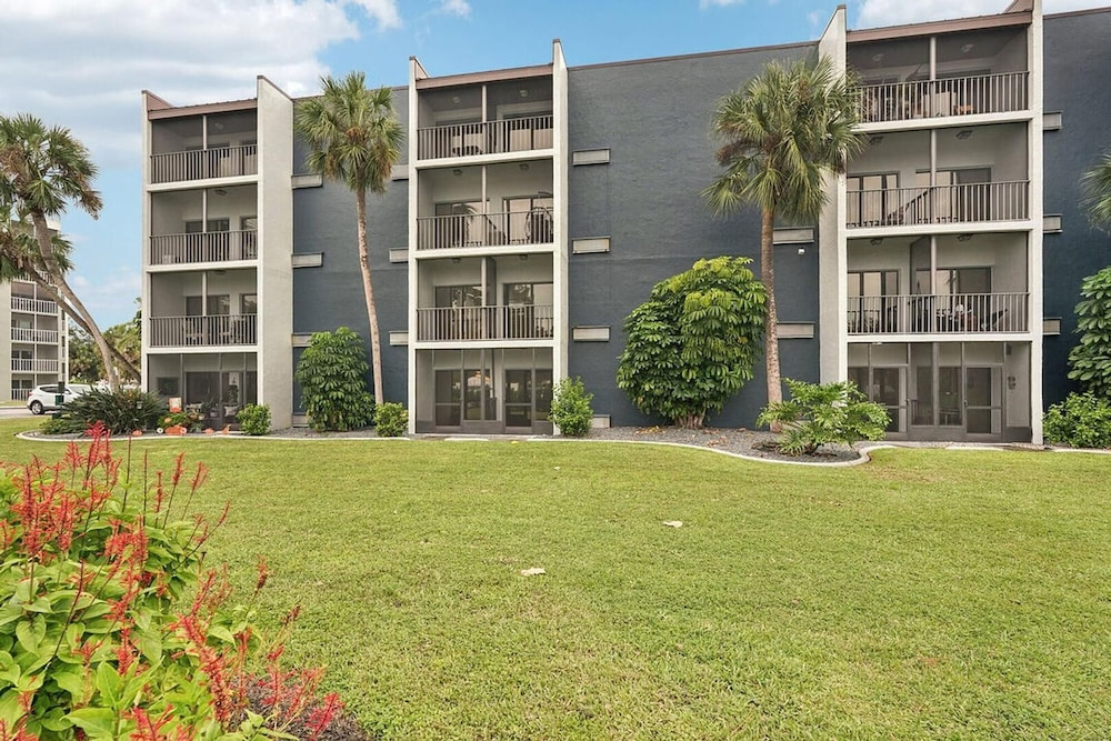 Landing Apartments Near HCA Florida Fawcett Hospital