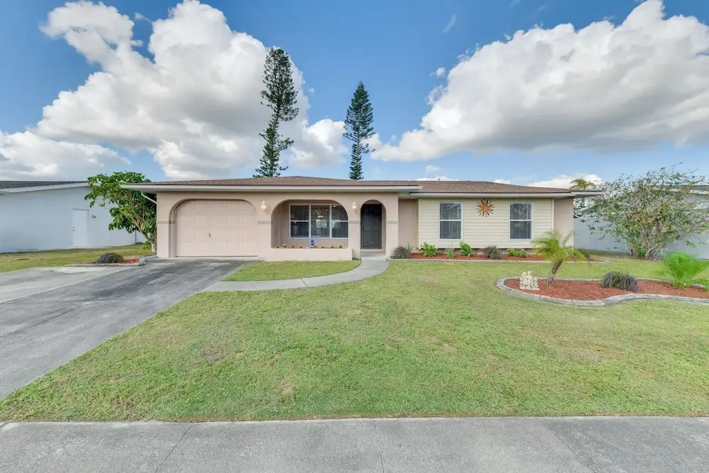 Family Friendly! Games! Waterfront North Port Home