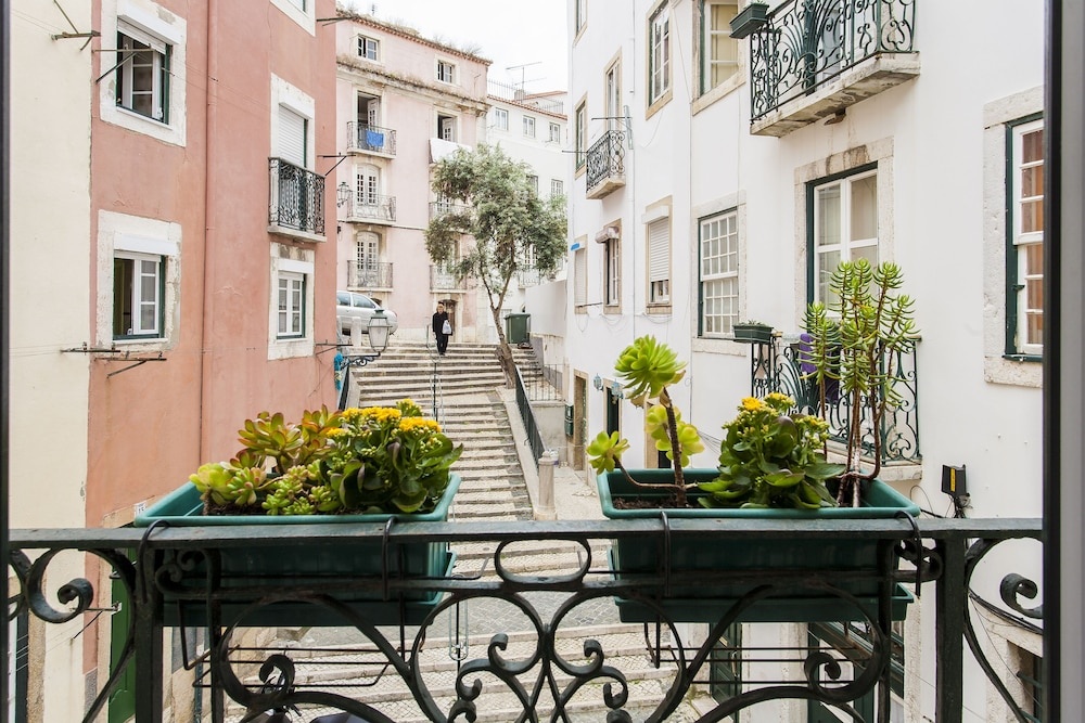 JOIVY Stylish 1-bed flat w/ city views in Alfama