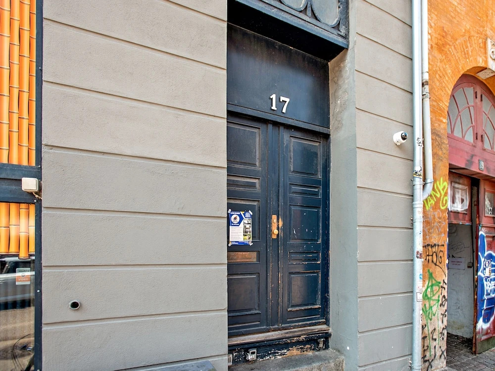 Sanders Penny - Chic 3-bdr Apt in City Center
