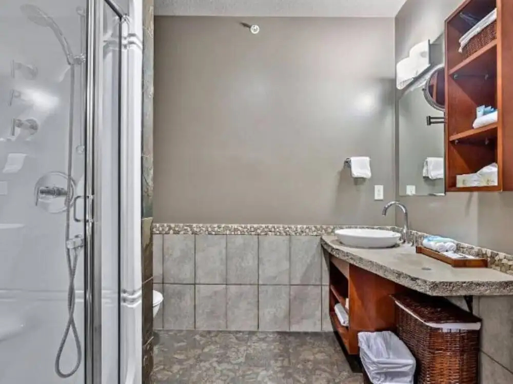 Luxury 3-Br Penthouse | INDOOR Pool & Hot Tub | Pool Table | 2 Decks + Mtn Views - фото 10