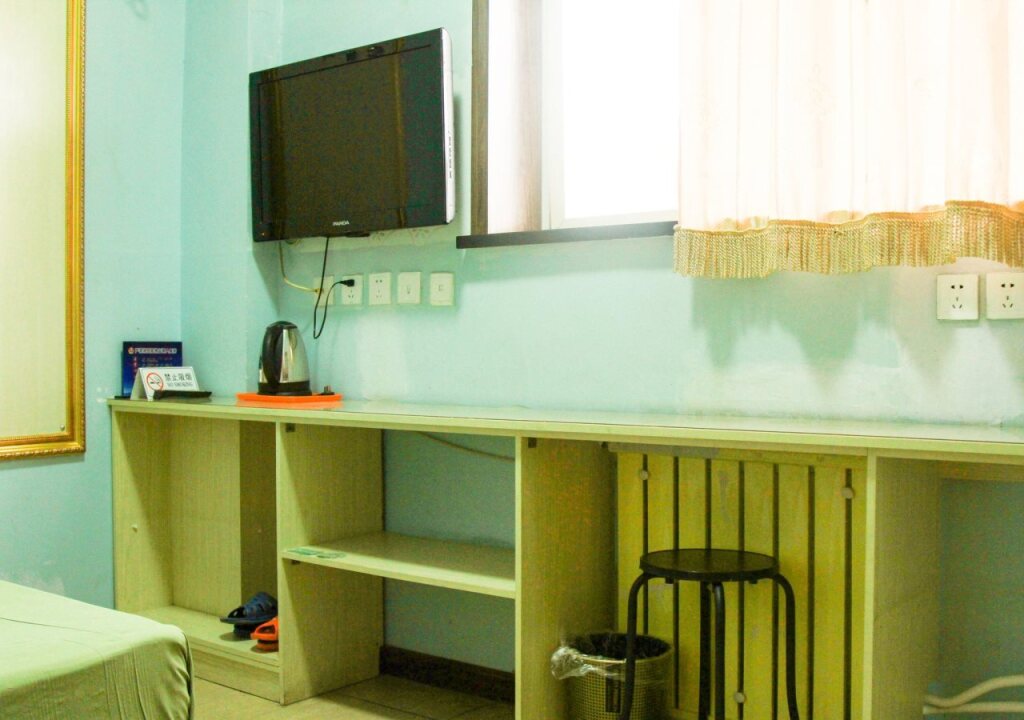 Leo Hostel by null