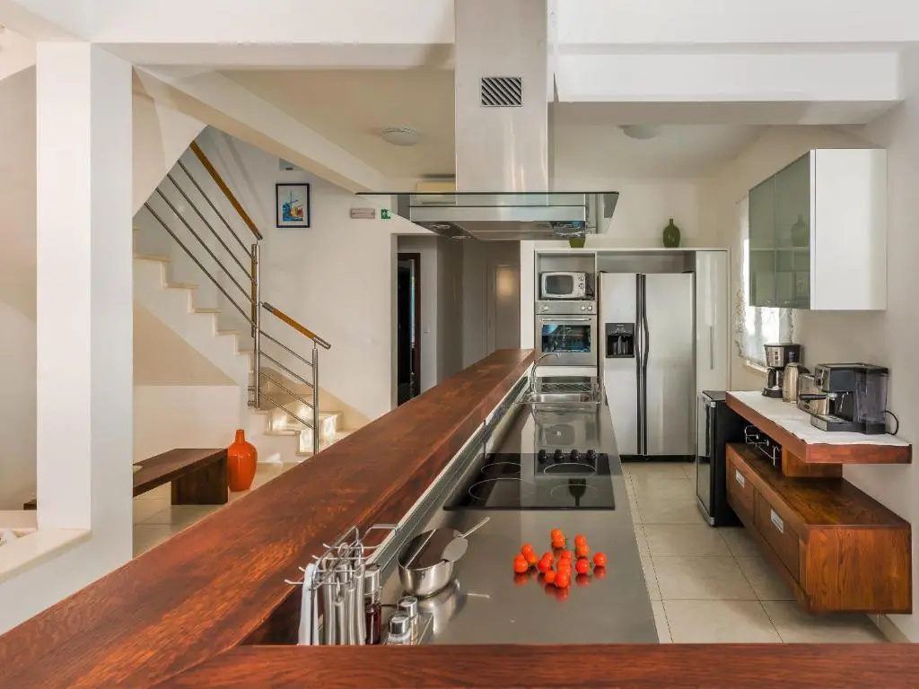 6 Bedrooms Villa