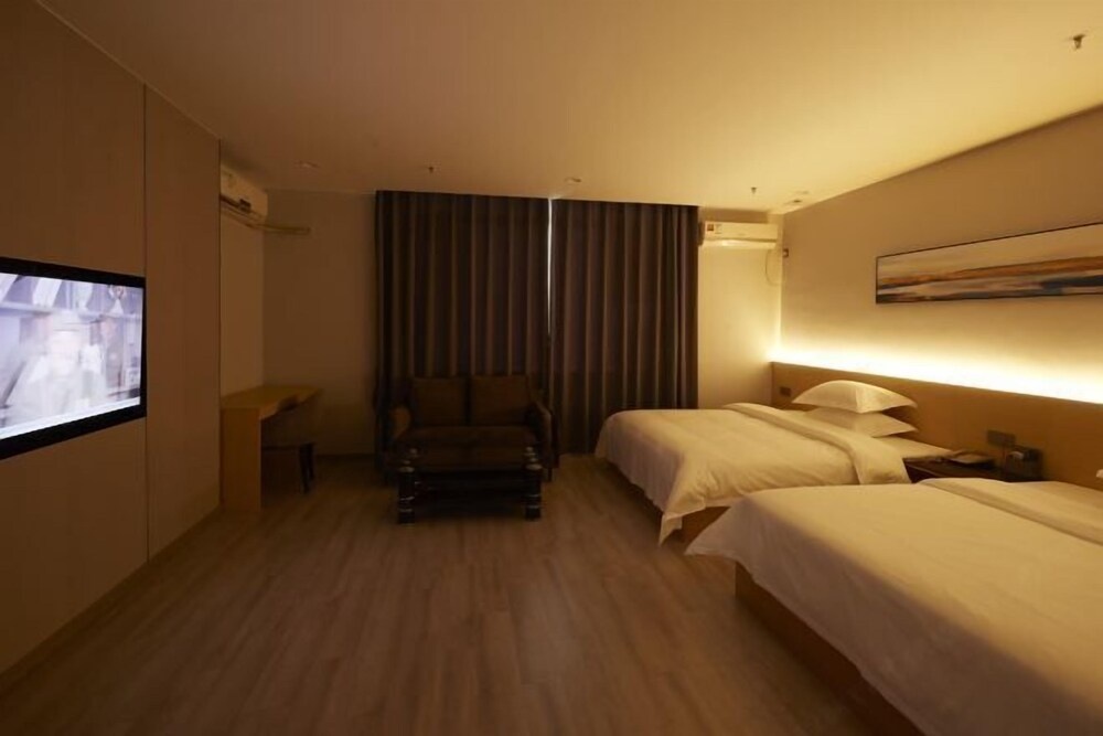 Longhui Hotel (Guangzhou Nansharon Xuedao Branch) in Guangzhou