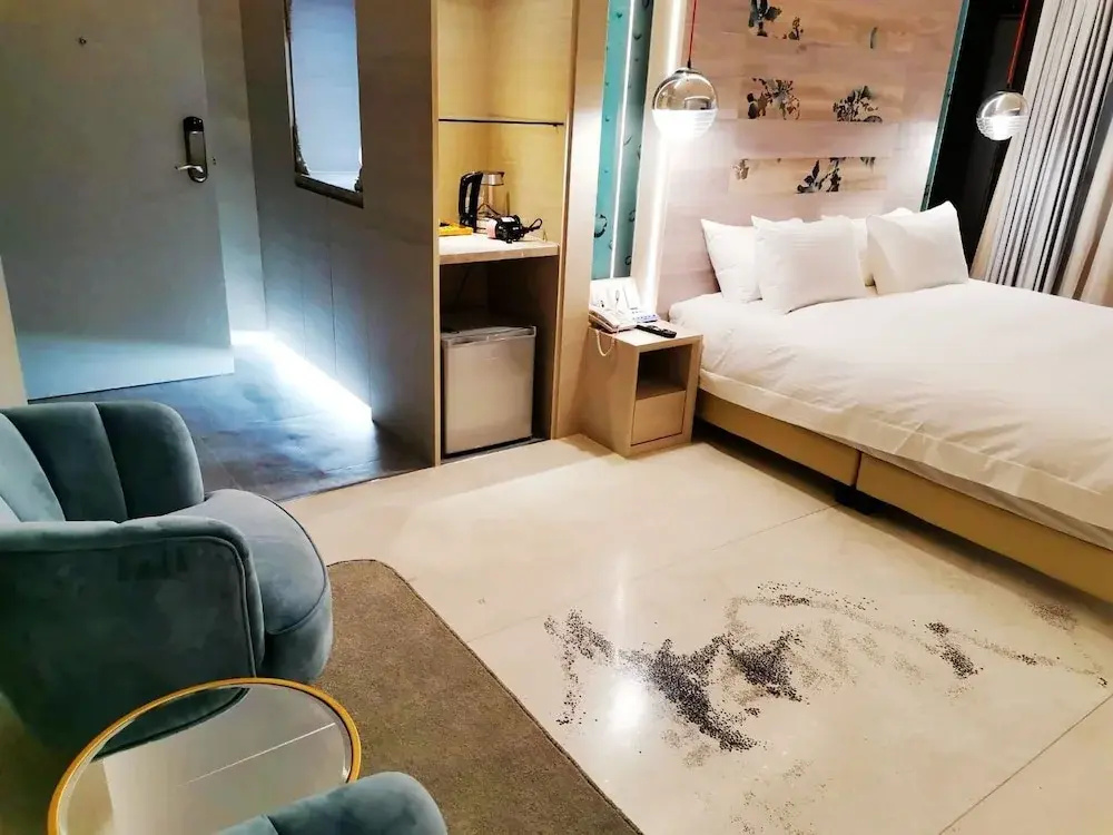 Deluxe Double room (full double bed)