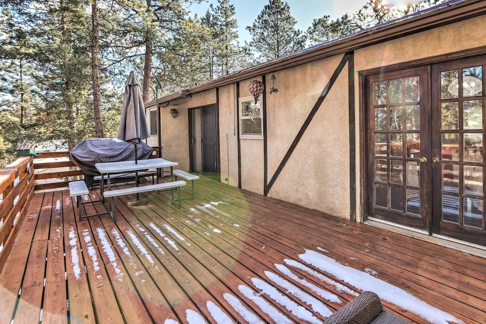 Scenic Woodland Park Cottage w/ Deck + Grill!