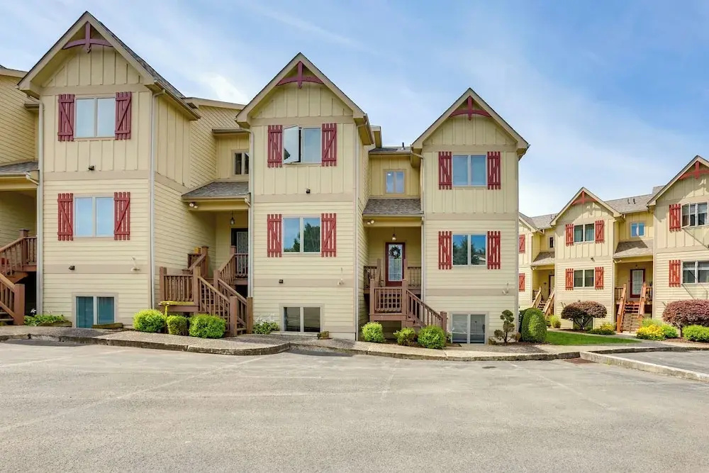 < Half-mi to Lake: Townhome w/ Hot Tub in Mchenry!