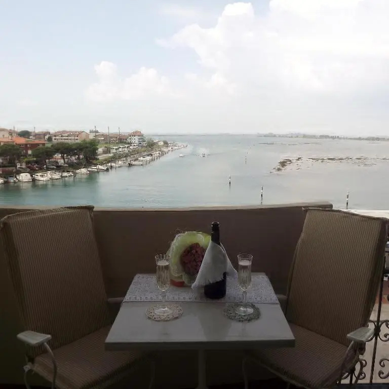 Standard Double room with bay view (full double bed)