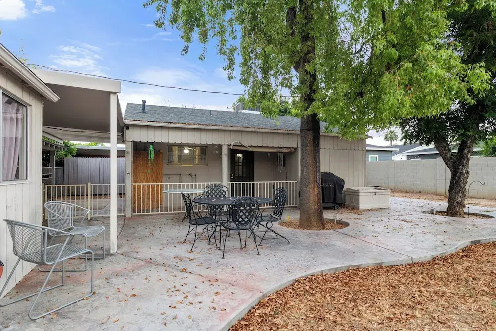 Sunlit Palm Cottage in Uptown Phoenix
