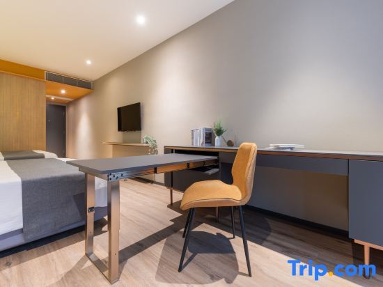 Четырёхместный семейный номер Standard в Dash Living on Prat