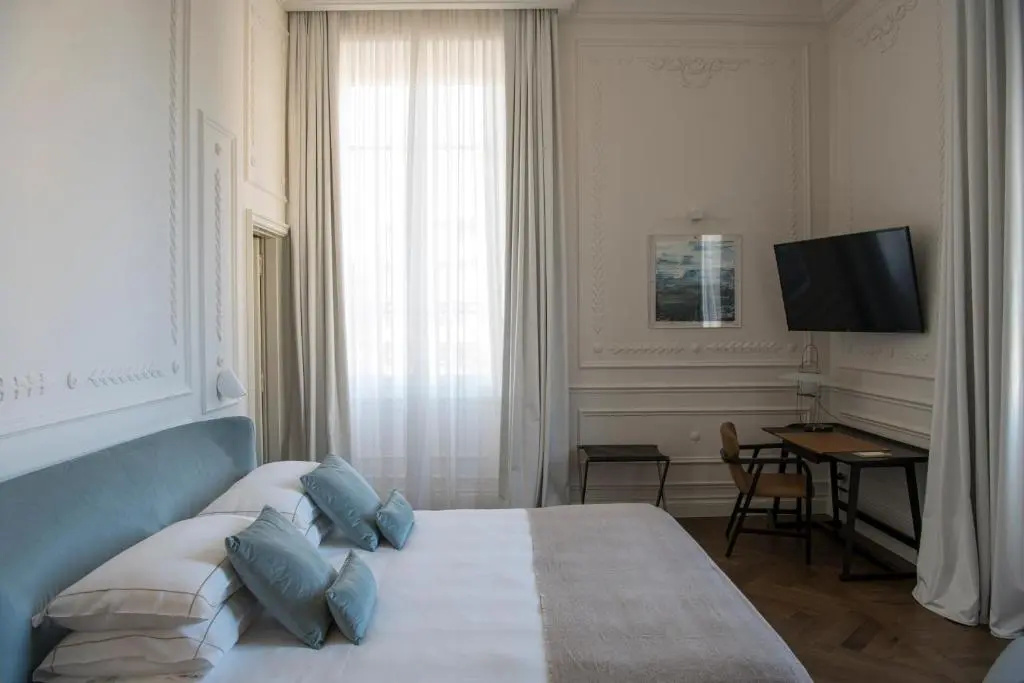 Deluxe Double room (full double bed)