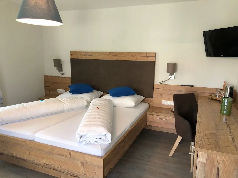 Deluxe Double room with balcony (full double bed)