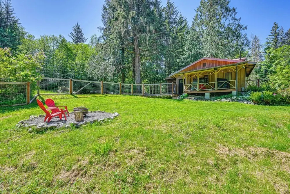 5 Mi to Mt Rainier Natl Park: Cozy Cabin w/ Deck!