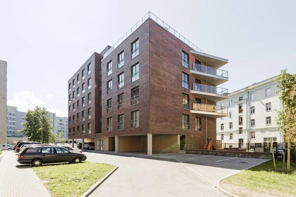 Central apartments, Quiet with Free Parking and AC.
