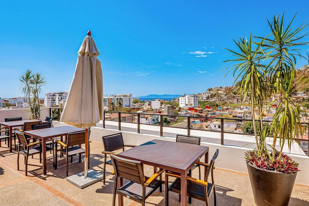 2nd-floor Condo With Heated Outdoor Pool, Grills, Balcony, W/d, AC