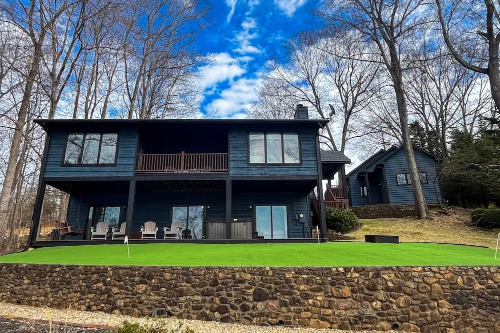 Lakedaze - Spacious Dog-friendly Lakefront House W/dock, hot tub & Putting Green