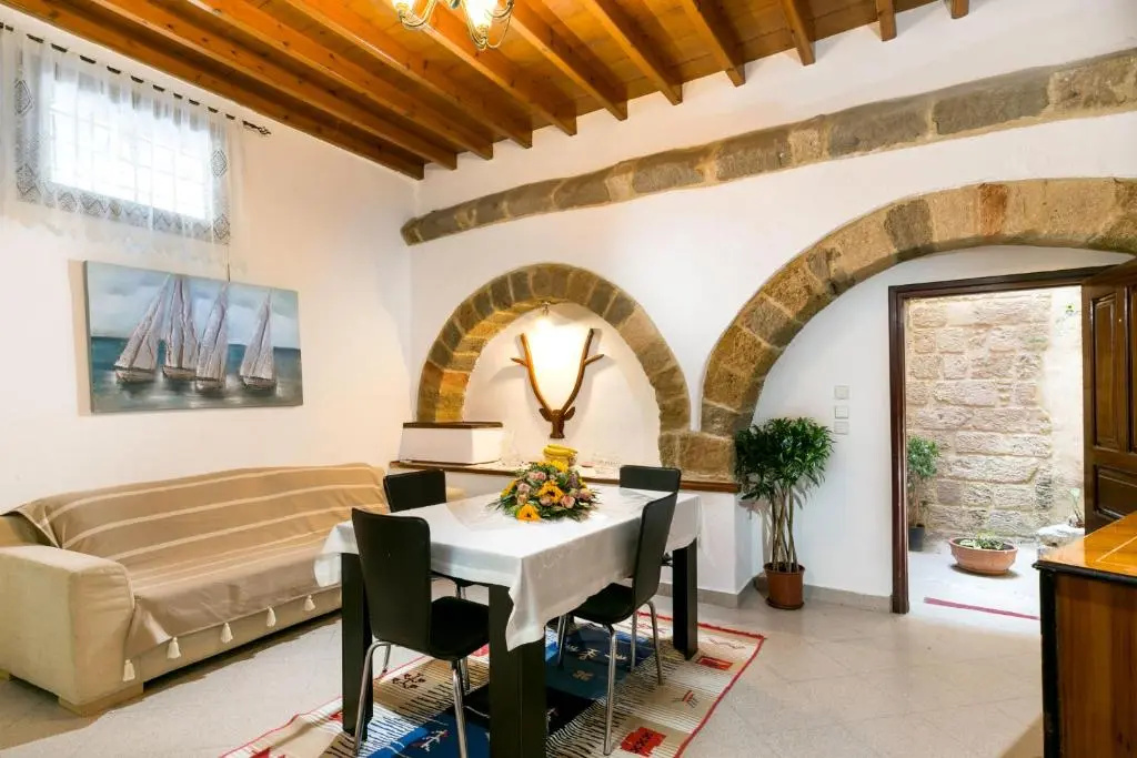 2 Bedrooms House