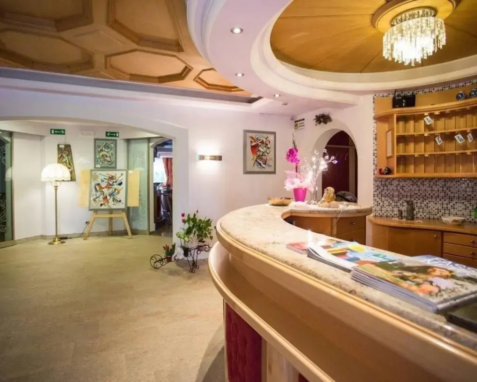 Lobby & Reception