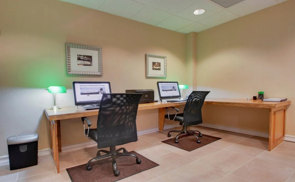 Holiday Inn Westbury - Long Island by IHG - Général