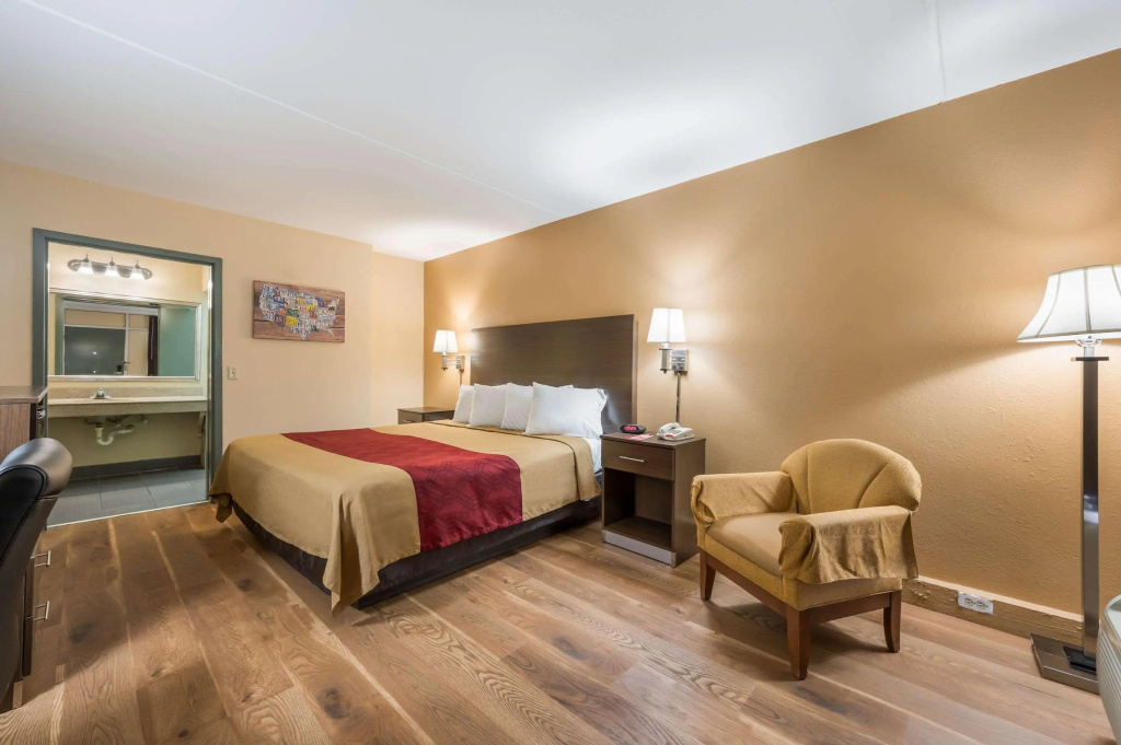 Econo Lodge Cullman South — 5