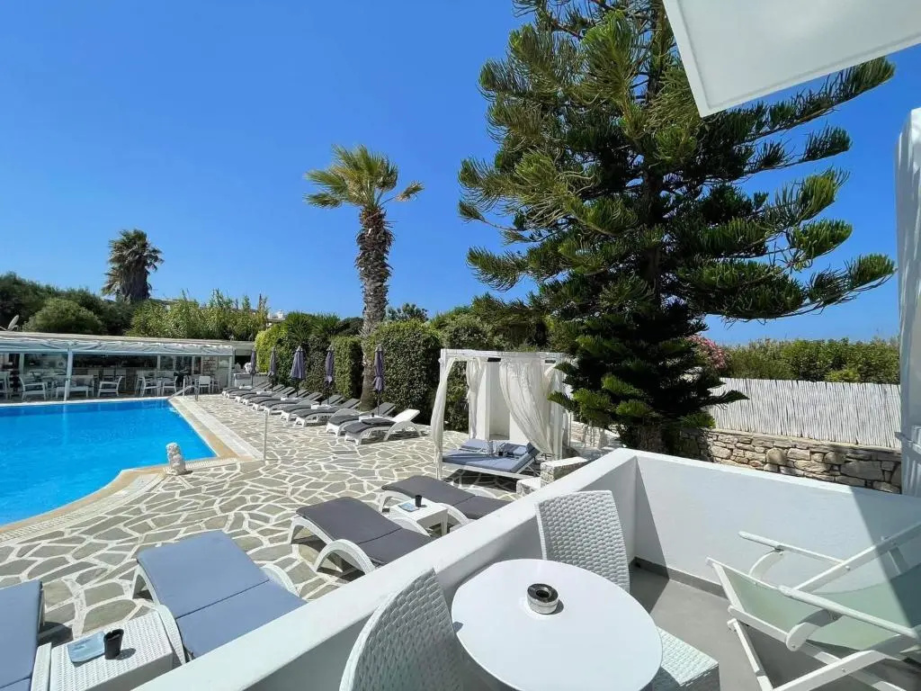 Standard room with pool view